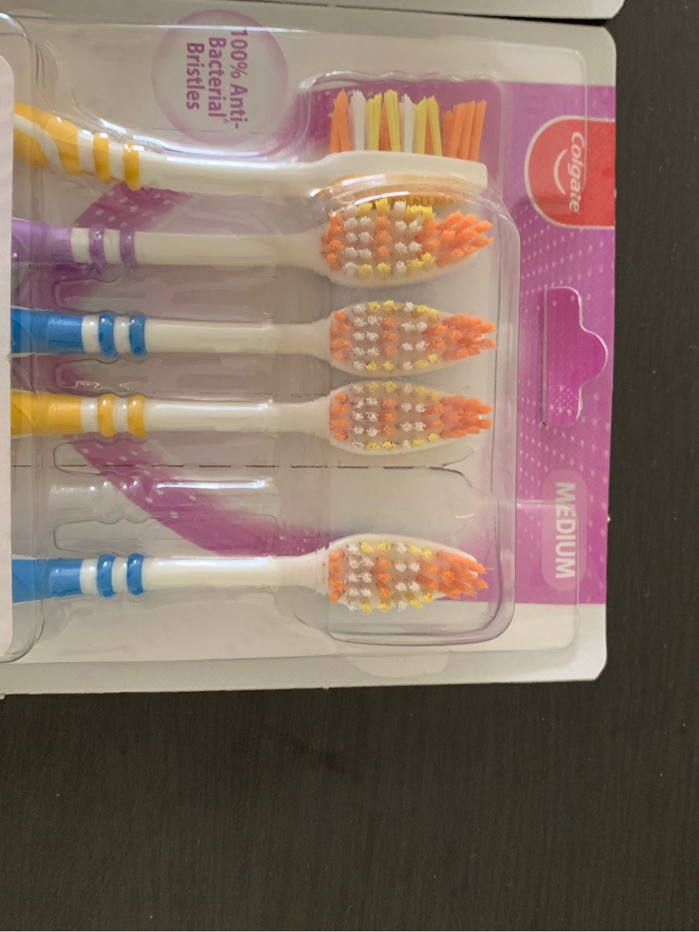 16 Colgate toothbrushes - Picture 4 of 5